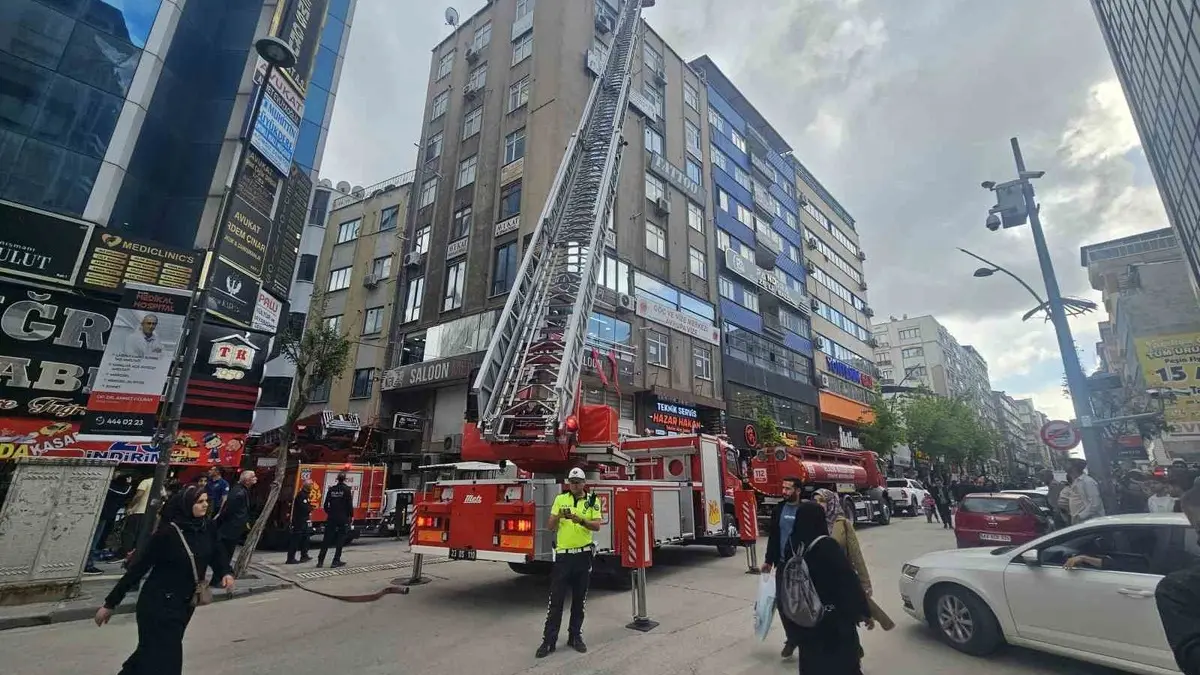 Elazığ'da iş merkezinde yangın paniği yaşandı